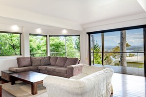 Flat-screen TV, stereo