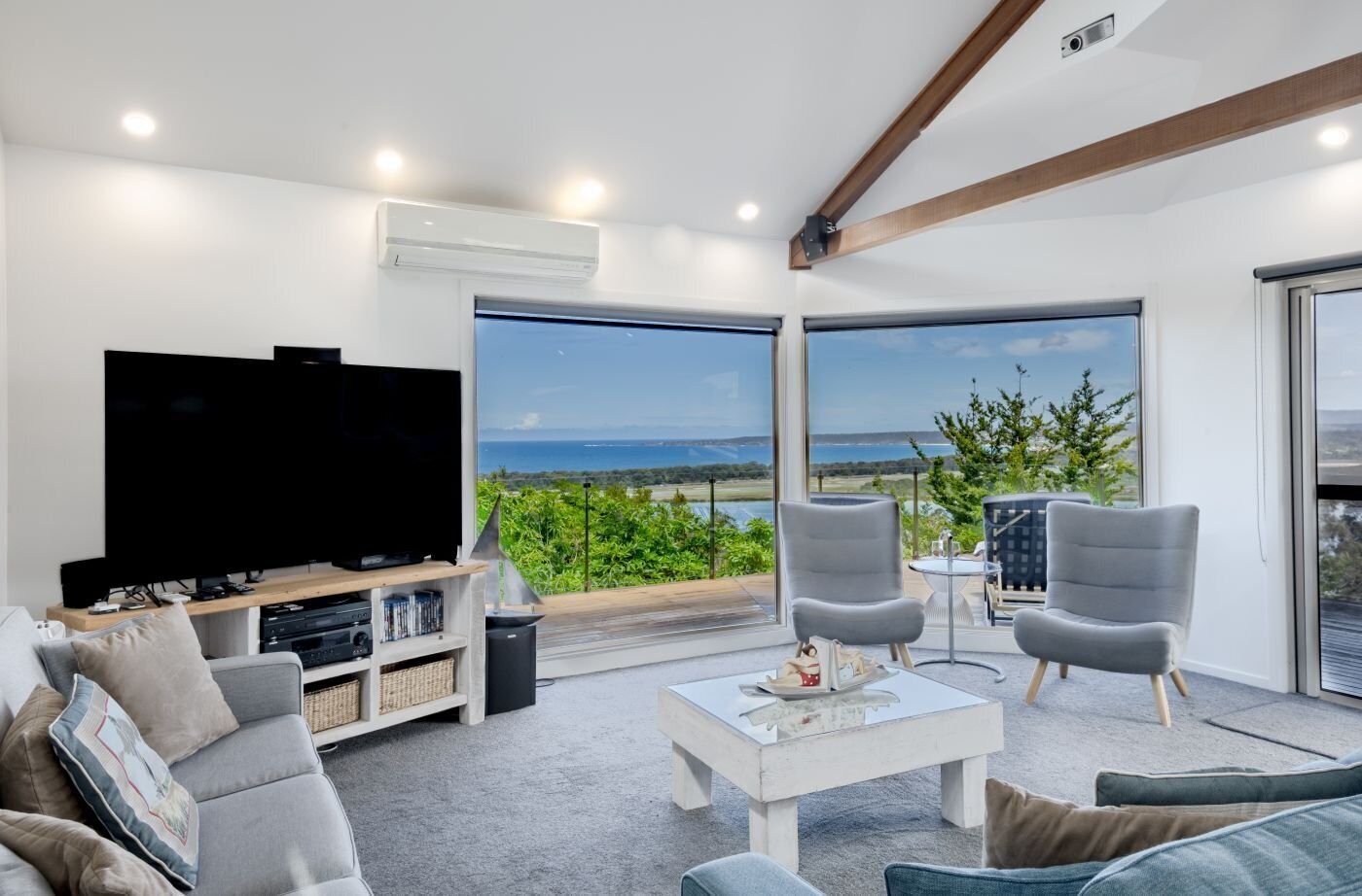 Flatskjerm-TV og stereoanlegg