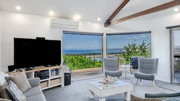 Flat-screen TV, stereo