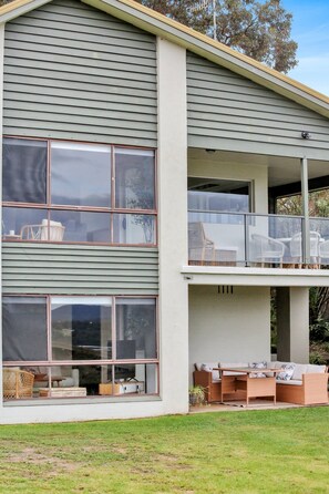Outdoor dining - Rosies Seaview - 3 bedroom option (Merimbula)