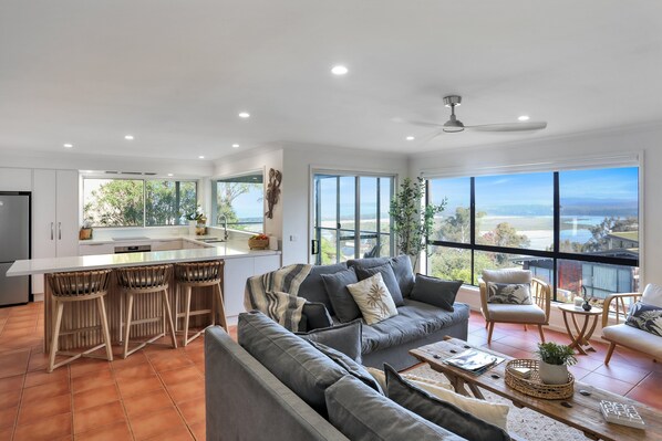 TV, fireplace - Rosies Seaview - 3 bedroom option (Merimbula)