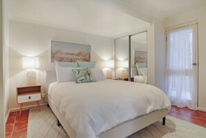 4 bedrooms, iron/ironing board, Internet, bed sheets