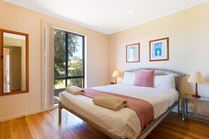 3 bedrooms, iron/ironing board, Internet, bed sheets