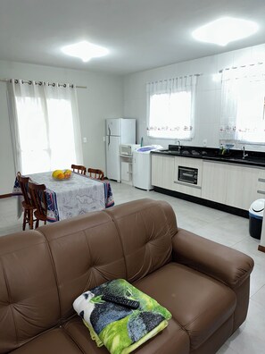 Family Quadruple Room | Living area | 32-inch Smart TV with digital channels, TV - RESIDENCIAL WRUBLESKI SC (Palhoça)
