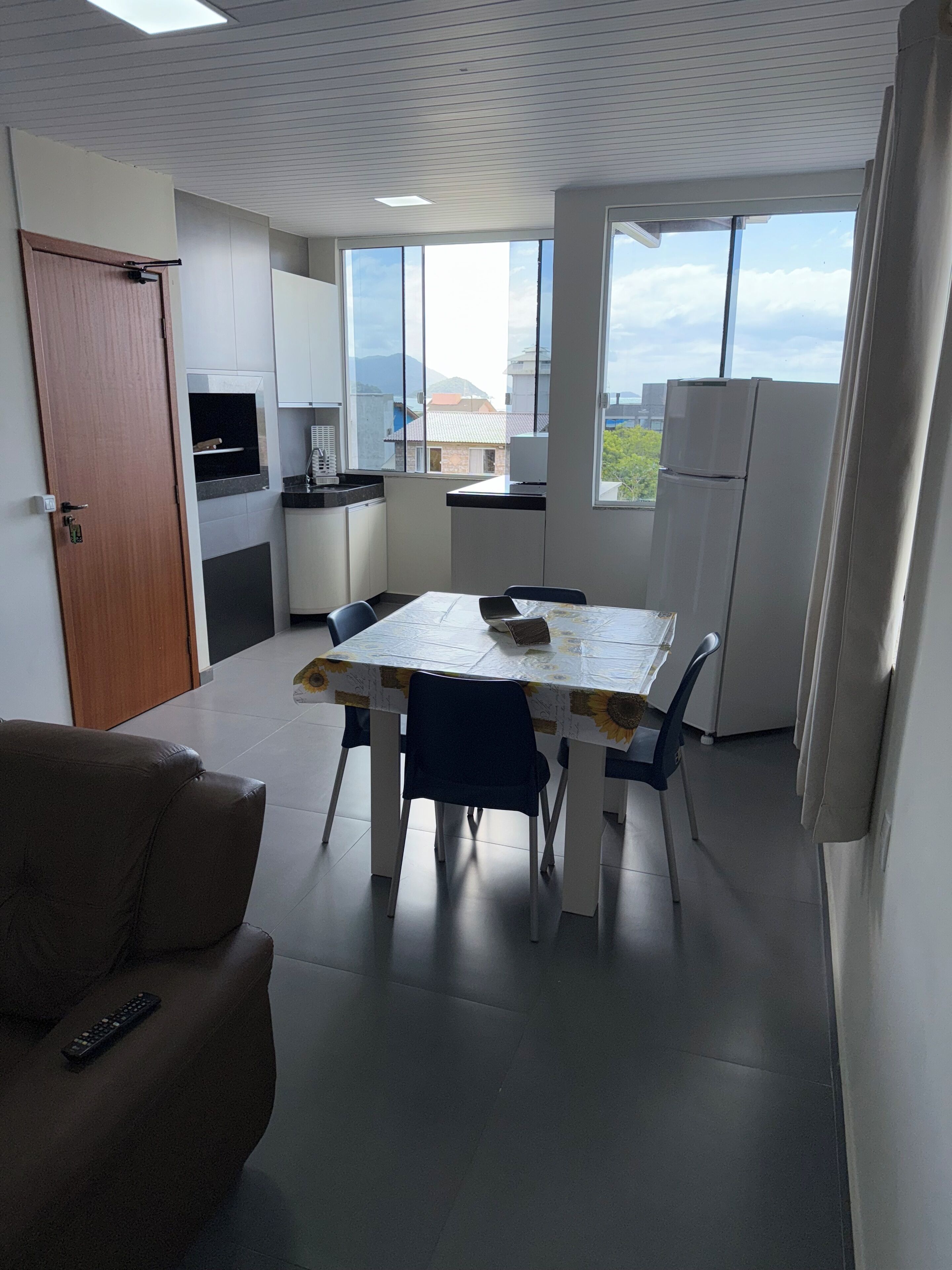 奢华开间套房, 无烟房, 临海 | 起居区 | 32-英寸智能电视 （配备数码频道）、电视