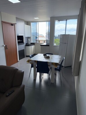 Suíte estúdio superluxo, para não fumantes, de frente para o mar | Área de estar | Smart TV 32 polegadas com canais digitais, TV