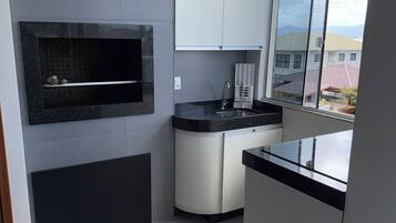 Suite Studio Luxe, non-fumeurs, vue mer | Coin séjour | TV connectée de 32 pouces avec chaßnes numériques, télévision