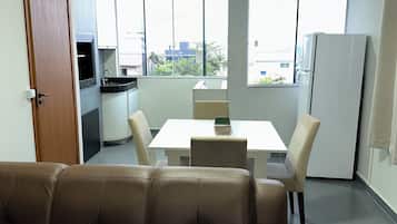 Suite estudio de lujo, no fumadores, mirando al mar | Zona de estar | Smart TV de 32 pulgadas con canales digitales, una televisión
