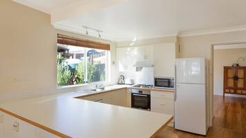 Full-sized fridge, microwave, oven, stovetop