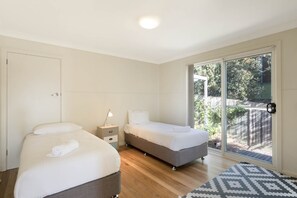 2 bedrooms, iron/ironing board, internet, bed sheets - Surfside Pambula Beach (Pambula Beach)
