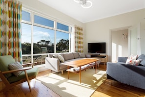 Flat-screen TV, fireplace - The 50's Beach House Merimbula (Merimbula)