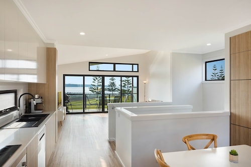 Shore break 6: Right at the beach