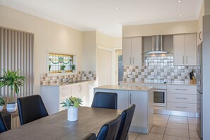 Micro-ondes, four, plaque de cuisson, lave-vaisselle