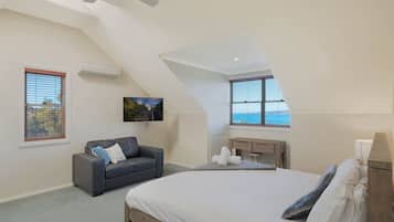 4 bedrooms, desk, iron/ironing board, Internet