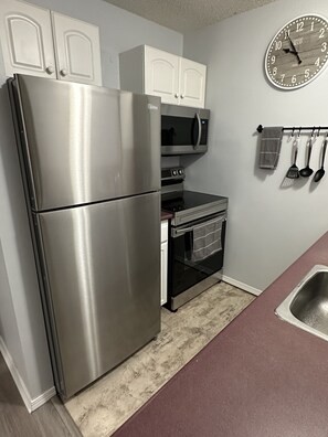 Refrigerador, microondas, horno, placa de cocina