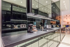 Kühlschrank, Mikrowelle, Herdplatte, Wasserkocher mit Kaffee-/Teezubehör