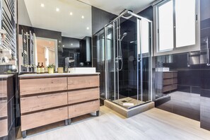 Shower, hair dryer, towels