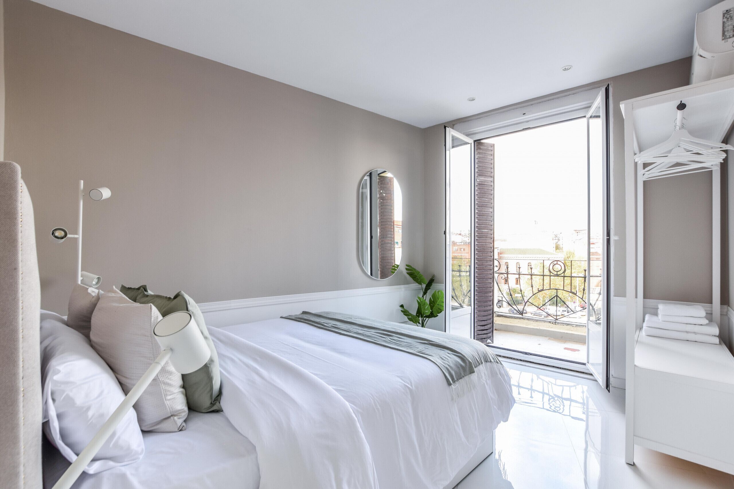 3 slaapkamers, een strijkplank/strijkijzer, gratis wifi, beddengoed
