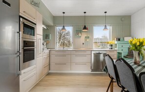 Køleskab, kogeplade, opvaskemaskine, kaffe-/temaskine