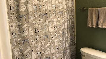 Douche, serviettes fournies, savon, shampooing