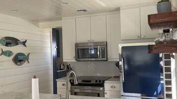 Jääkaappi, mikroaaltouuni, uuni, liesi