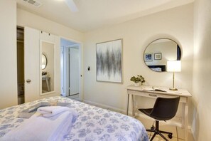 2 bedrooms, desk, iron/ironing board, travel crib - Walk to Sarasota Bay, Free WIFI, parking and laundry (Sarasota)