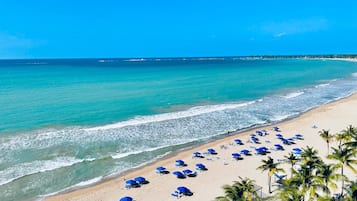 Playa en los alrededores, camastros y toallas de playa
