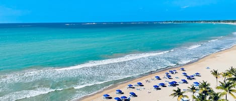 Vlak bij het strand, ligstoelen, strandlakens