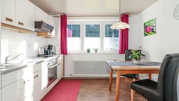 Kühlschrank, Mikrowelle, Herdplatte, Geschirrspüler