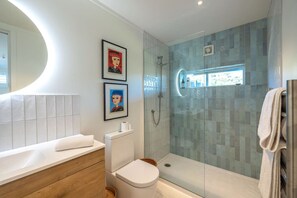 Douche, sèche-cheveux, serviettes fournies, savon