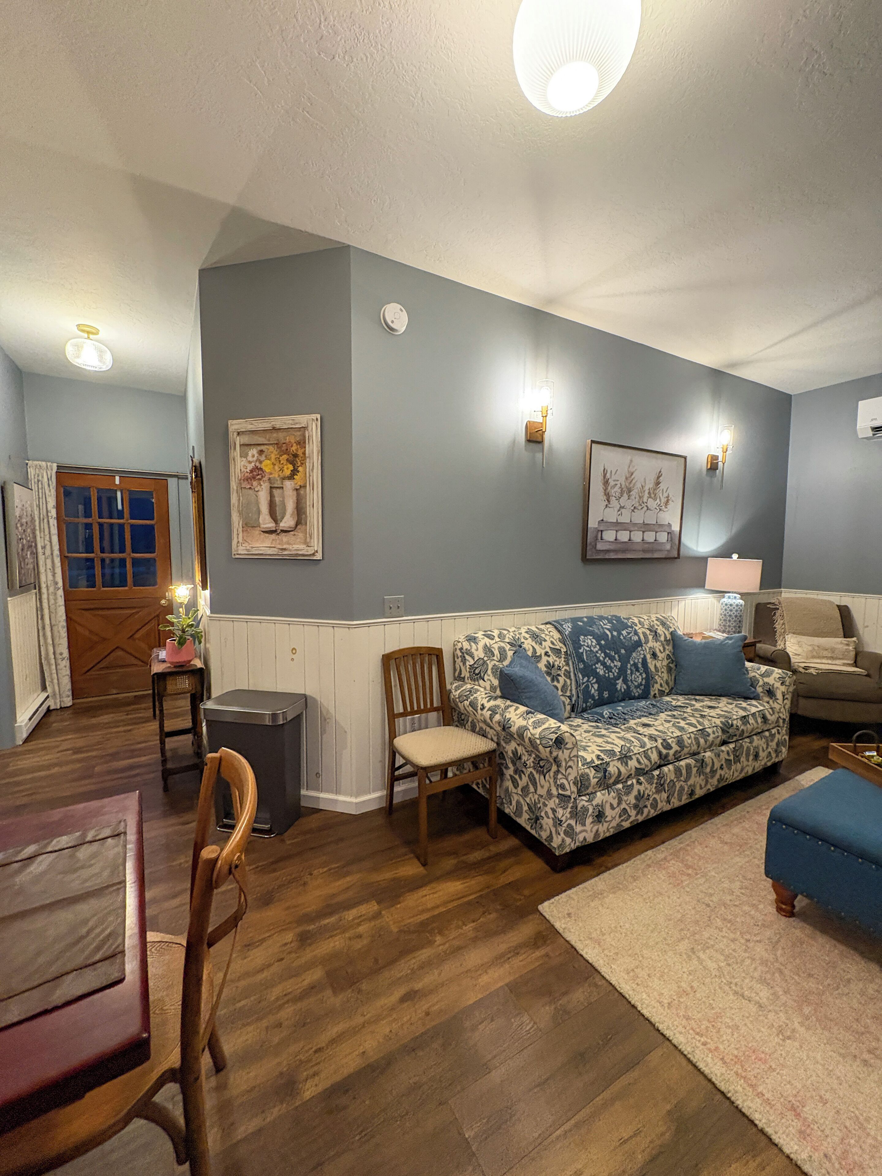 The Cottage Suite | Area soggiorno | Smart TV 50 pollici con canali digitali, TV, caminetto