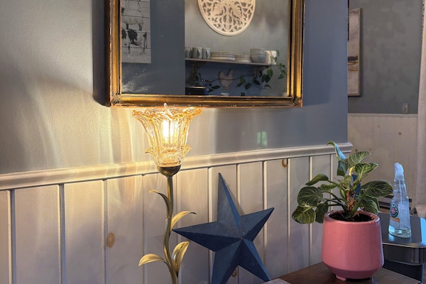 The Cottage Suite | Área de sala de estar | Smart TV de 50 pulgadas con canales digitales, televisión y chimenea