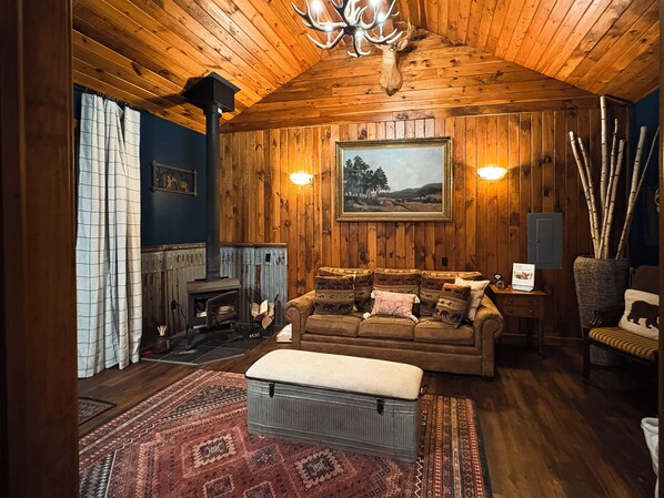 The Cabin Suite | Area soggiorno | Smart TV 50 pollici con canali digitali, TV, caminetto