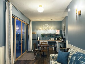 The Cottage Suite | Área de estar | Smart TV 50 polegadas com canais digitais, TV, lareira