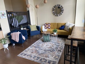 TV, fireplace - Quiet and close to the city with lake views and free parking! (Seattle)