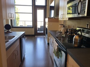 Private kitchen - Quiet and close to the city with lake views and free parking! (Seattle)