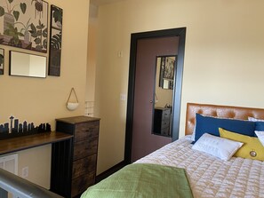 1 bedroom, WiFi, bed sheets - Quiet and close to the city with lake views and free parking! (Seattle)