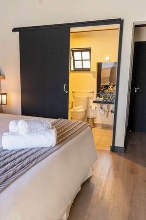 Chambre Double Deluxe, 1 chambre, accessible aux personnes à mobilité réduite, vue montagne | Literie de qualité supérieure, surmatelas, minibar, bureau