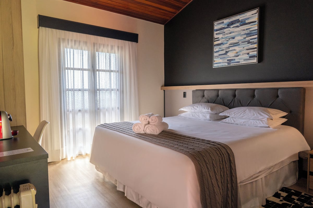 Kahden hengen deluxe-huone, 1 makuuhuone, esteetön, vuoristonäköala | Ylelliset vuodevaatteet, pillowtop-patjalliset sängyt, minibaari