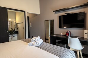 Ropa de cama de alta calidad, colchones con pillow-top y minibar 