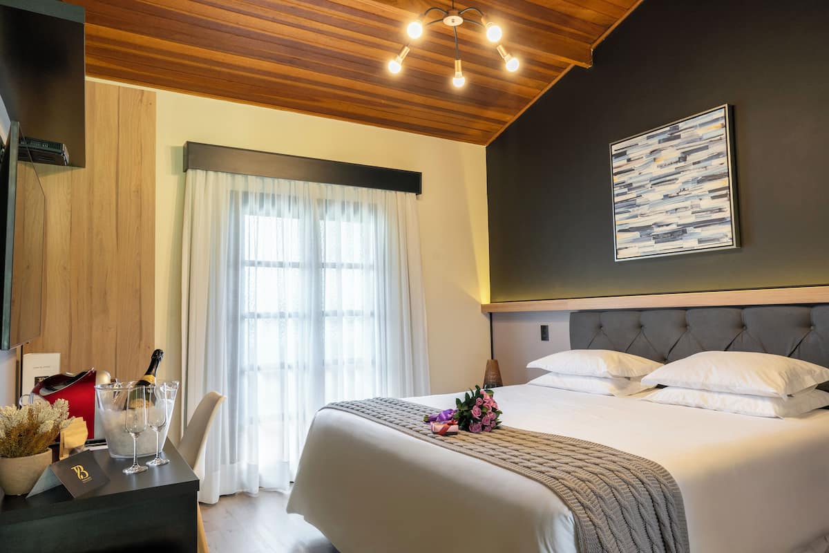 Kahden hengen deluxe-huone, 1 makuuhuone, vuoristonäköala | Ylelliset vuodevaatteet, pillowtop-patjalliset sängyt, minibaari