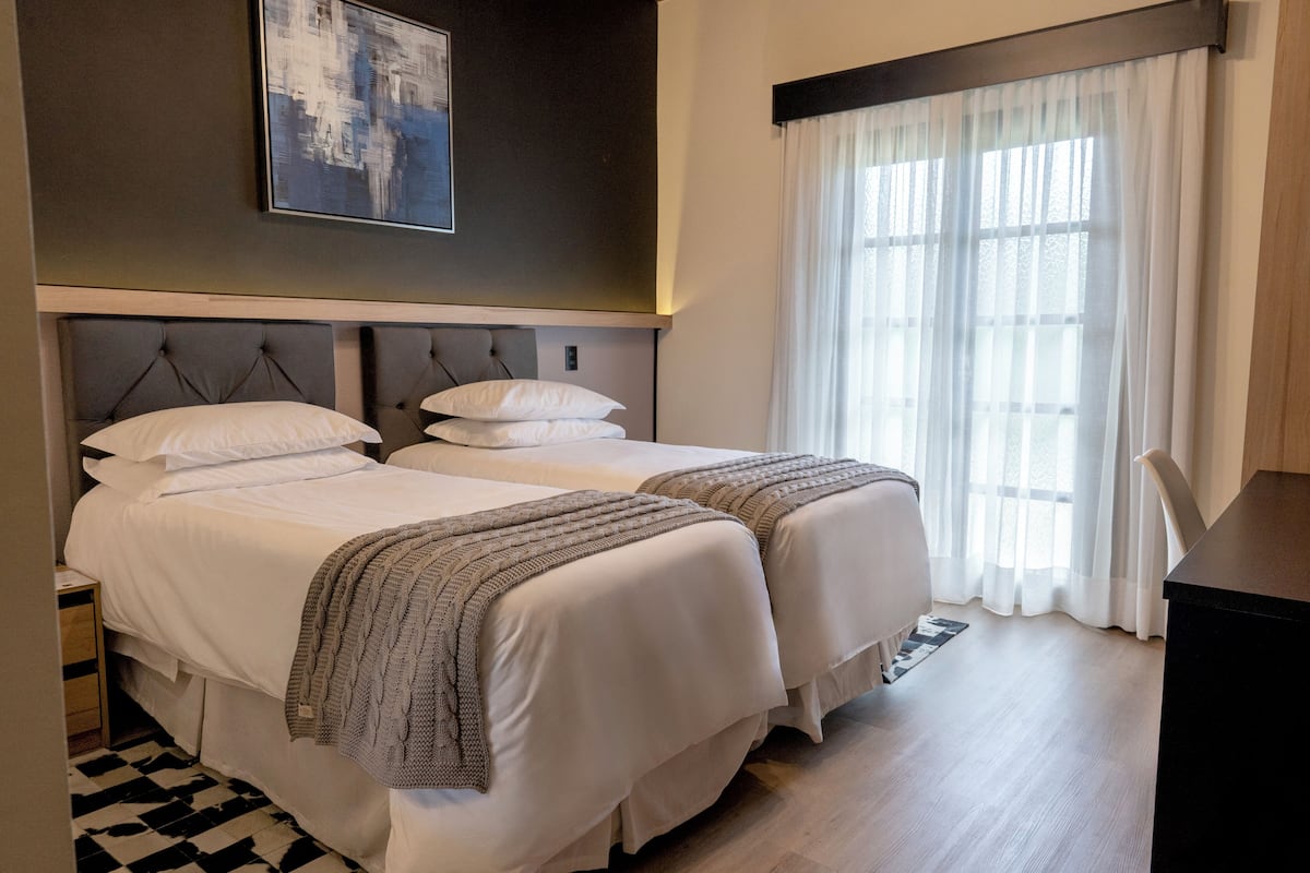 슈피리어 더블룸 또는 트윈룸 | 고급 침구, 필로우탑 침대, 미니바, 책상