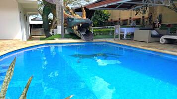 Piscine extérieure, parasols de plage, chaises longues
