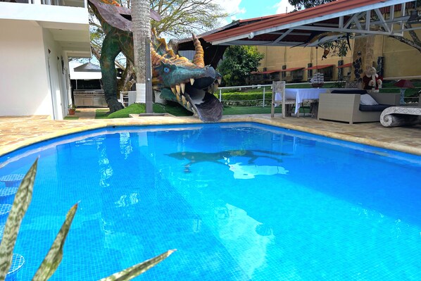 Kolam renang terbuka, payung kolam, kerusi lepak pantai