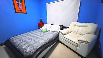2 bedrooms, internet, bed sheets