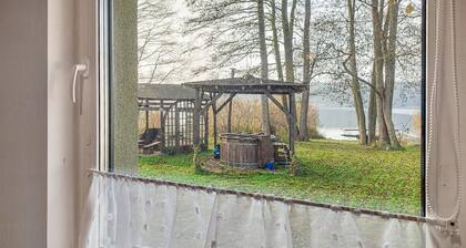 Beautiful home in Wilcze with WiFi