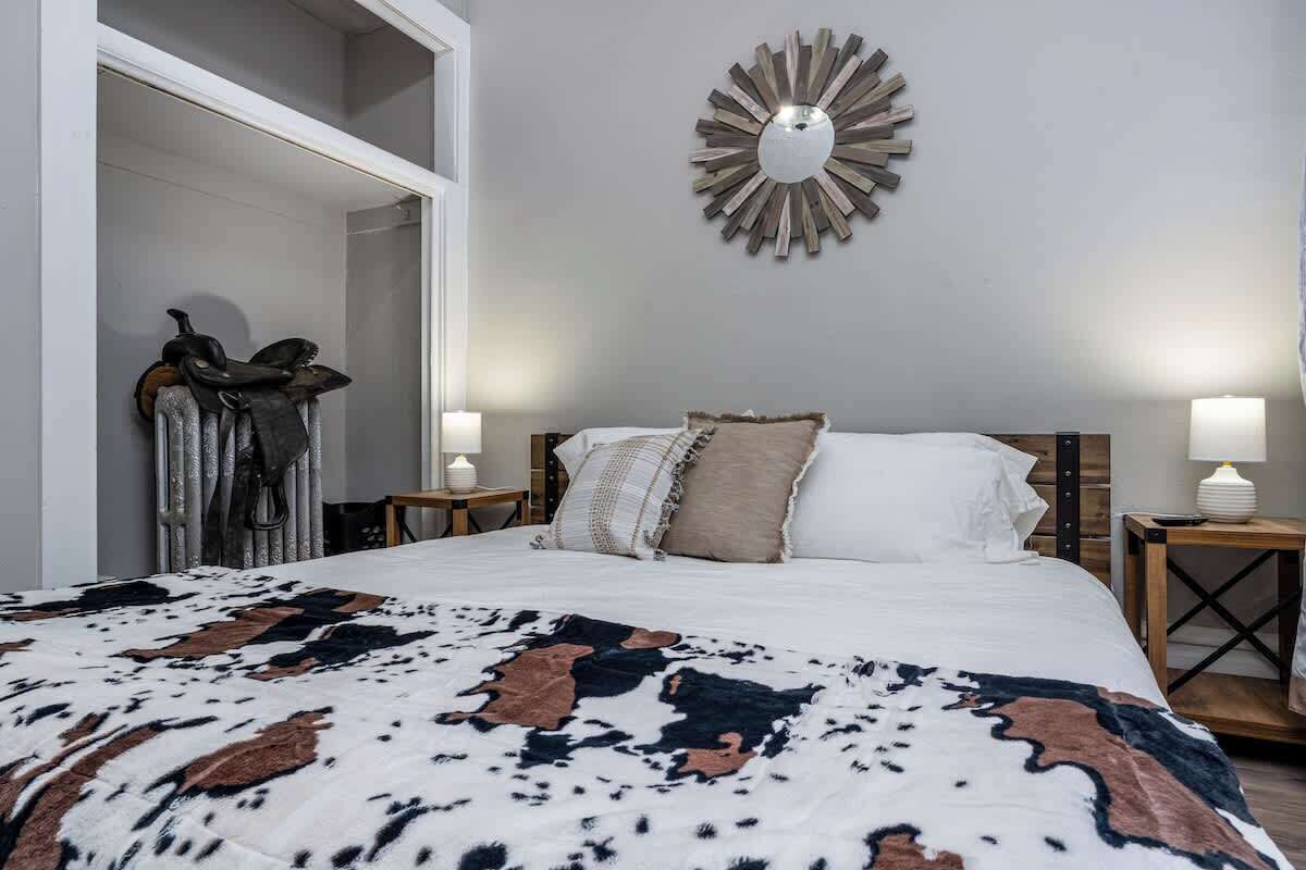 2 bedrooms, desk, WiFi, bed sheets