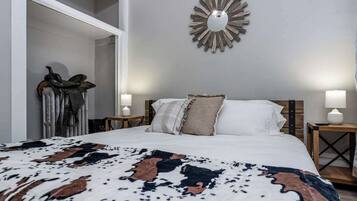 2 bedrooms, desk, WiFi, bed sheets