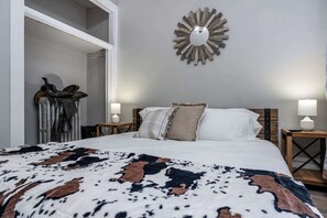 2 bedrooms, desk, WiFi, bed sheets - Remote Ready I 2 BR 1 BA (Lansing)