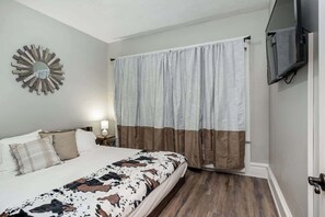 2 Schlafzimmer, Schreibtisch, Bügeleisen/Bügelbrett, WLAN